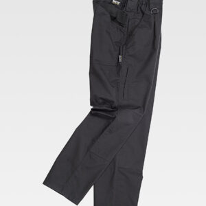 Pantalone fondo dritto, multitasche, con elastico in vita e passanti, cerniera e bottone.
