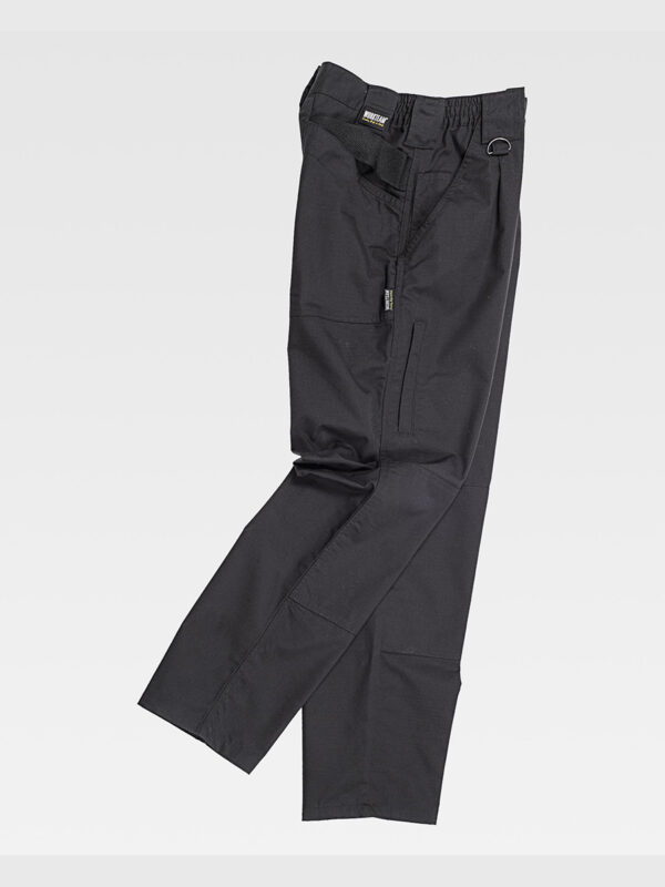 Pantalone fondo dritto, multitasche, con elastico in vita e passanti, cerniera e bottone.